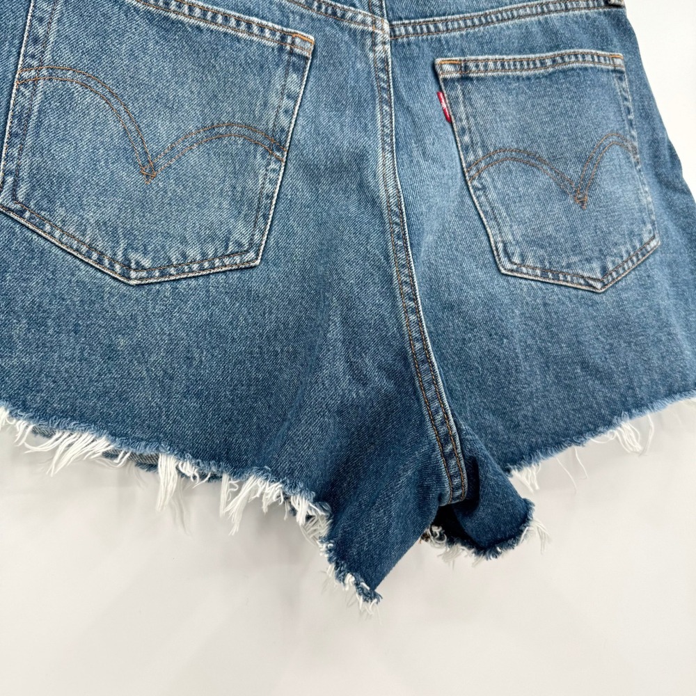 NWT Levi's High-Waisted Mom Shorts Medium Wash Frayed Hem Denim Women's Sz 32 - Picture 6 of 11
